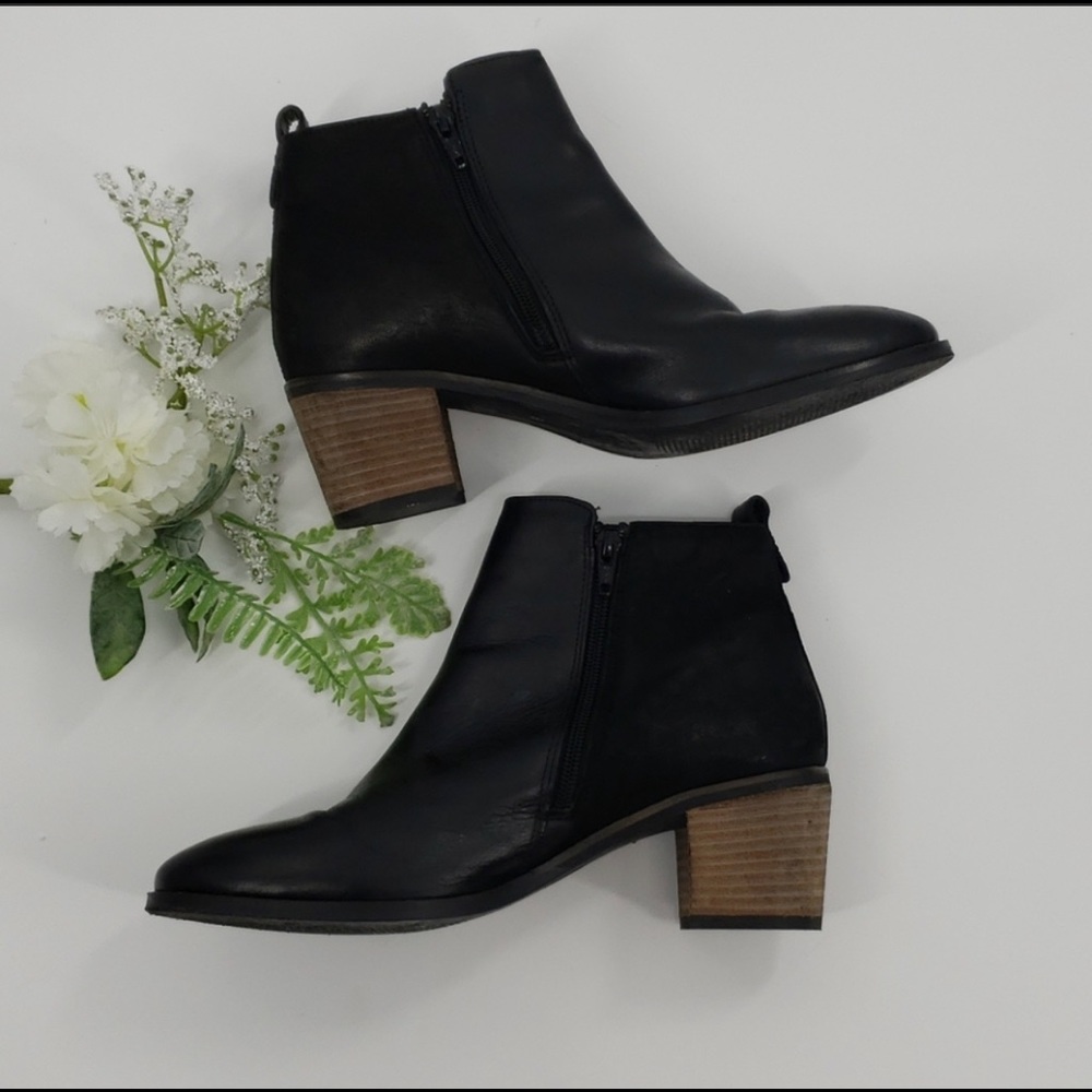 Crēvo black booties.